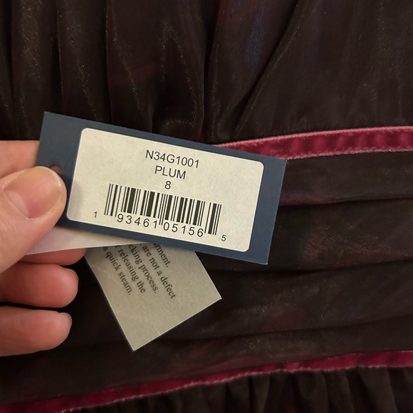 Beautiful Marchesa Notte V Neck Floral Applique Organza Gown unworn. Plum 8 - Picture 9 of 9